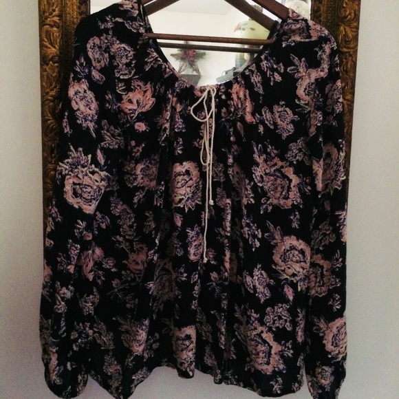 Billabong soft and flow's,  Ladies size M floral on black backdrop shirt - Picture 1 of 3